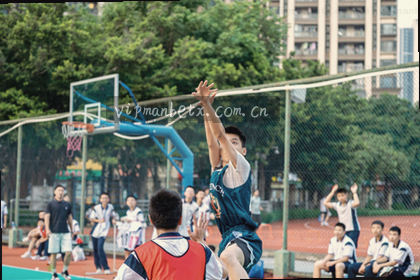 选手冲过终点线 比分板定格在3比2